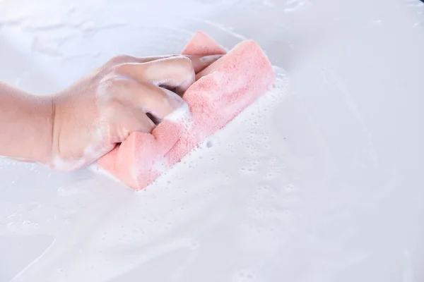 Mann wäscht seifenweißes Auto mit rosa Schwamm — Stockfoto