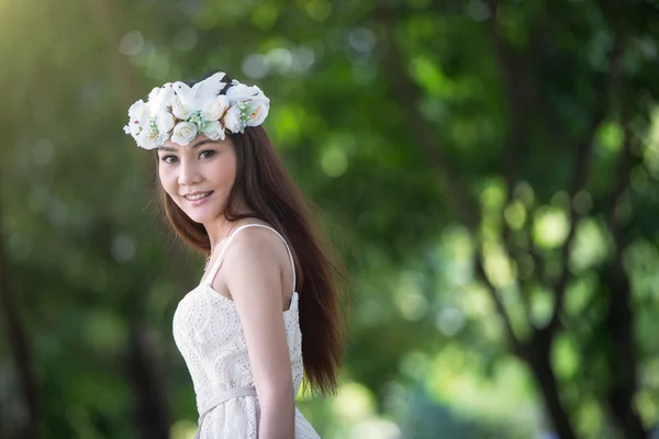 Menina asiática bonita com pássaros coroa — Fotografia de Stock