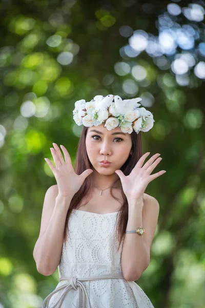 Kuşlar tacı olan güzel Asyalı kız — Stok fotoğraf
