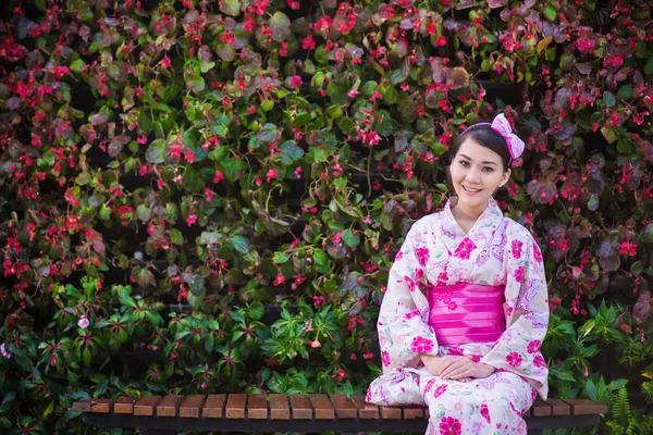 Beautiful young woman wearing japanese traditional Yukata — Stock Photo, Image