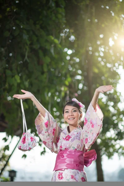 美丽的年轻女子，身穿日本传统的浴衣 — 图库照片