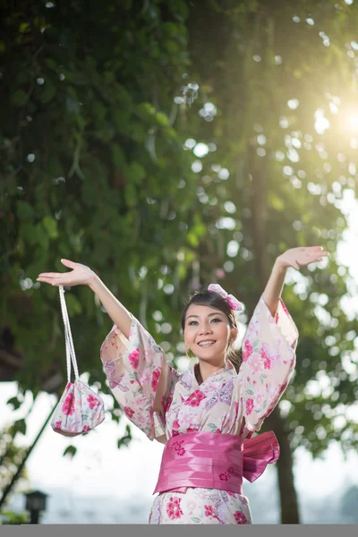 Gyönyörű fiatal nő, fárasztó japán hagyományos Yukata — Stock Fotó