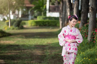 Japon geleneksel Yukata giymiş güzel genç kadın