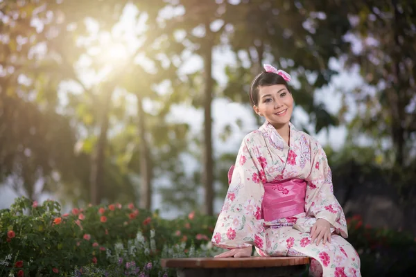 Όμορφη νεαρή γυναίκα που φοράει Ιαπωνικό παραδοσιακό Yukata — Φωτογραφία Αρχείου