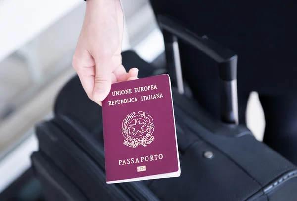 İtalya pasaportu, harekete hazır tutan el