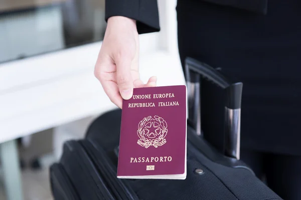 Hand holding Italy passport, ready to travel — Stock Photo, Image