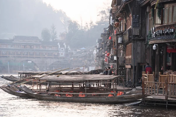 Fenghuang, China - FEB 27, 2016: The Old Town of Phoenix (Fenghu — Stock Photo, Image