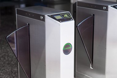 Giriş makine kapısı: tarama kartı