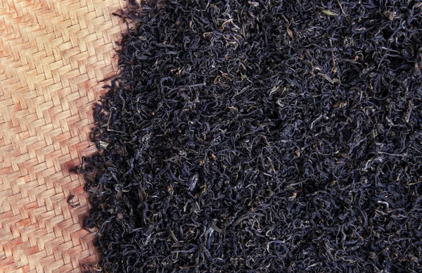Μαύρο τσάι στο καλάθι ύφανσης — Φωτογραφία Αρχείου