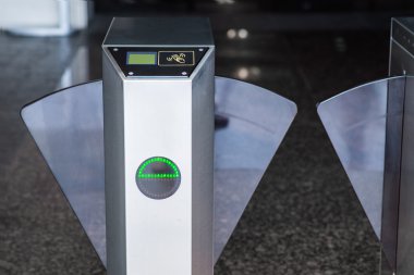 Giriş makine kapısı: tarama kartı