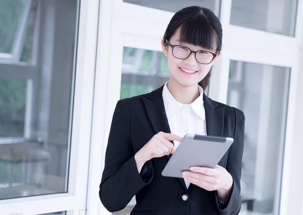 Femme d'affaires moderne dans le bureau avec espace de copie — Photo