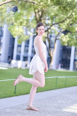 güzel genç beyaz kadın açık bir portresi