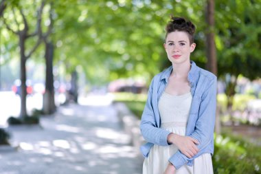 güzel genç beyaz kadın açık bir portresi