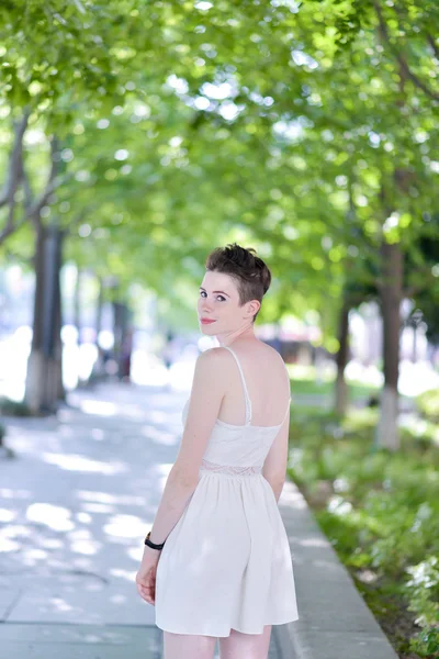 A portrait of a beautiful young Caucasian woman outdoor — Stock Photo, Image