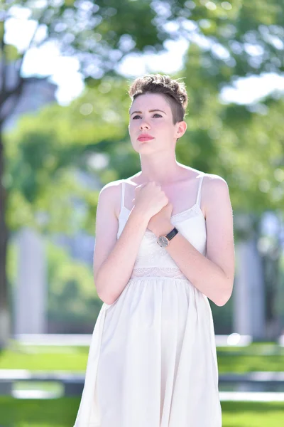 A portrait of a beautiful young Caucasian woman outdoor — Stock Photo, Image