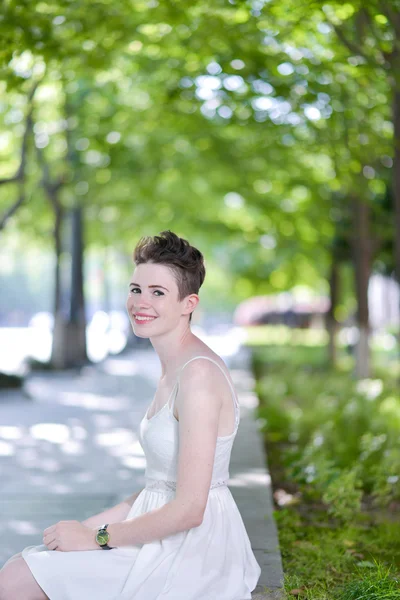 A portrait of a beautiful young Caucasian woman outdoor — Stock Photo, Image