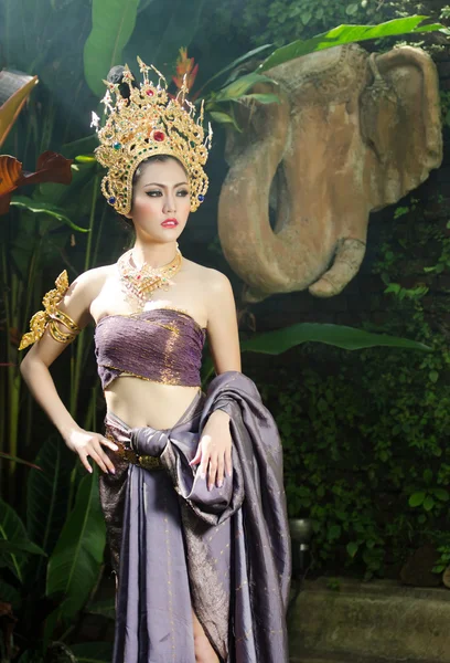 Прекрасна тайська дівчинка в традиційному тайському костюмі — стокове фото