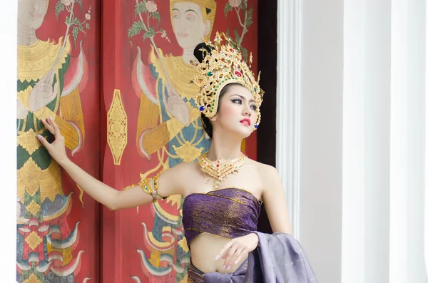 Прекрасна тайська дівчинка в традиційному тайському костюмі — стокове фото