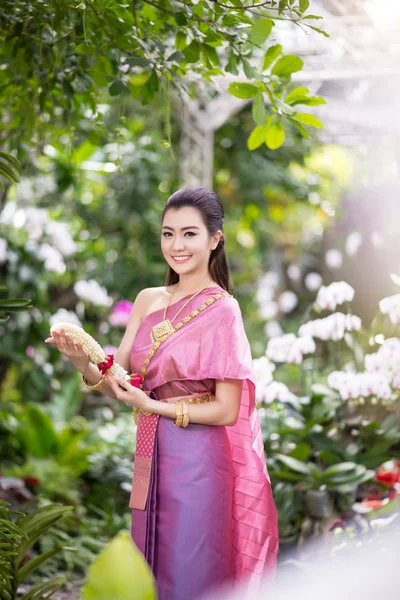 Όμορφο κορίτσι της Ταϊλάνδης στην παραδοσιακή στολή της Ταϊλάνδης — Φωτογραφία Αρχείου