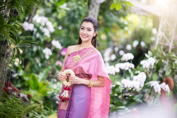 Hermosa chica tailandesa en traje tradicional tailandés — Foto de Stock
