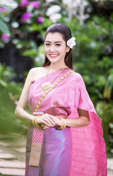 Hermosa chica tailandesa en traje tradicional tailandés — Foto de Stock