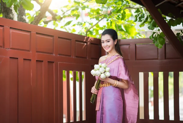 Menina tailandesa bonita em traje tradicional tailandês — Fotografia de Stock