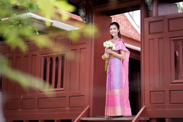 Thais meisje jurken Thai klederdracht op traditionele Thaise — Stockfoto