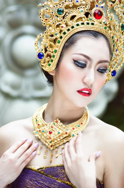 Frumoasă fată thailandeză în costum tradițional thailandez — Fotografie, imagine de stoc