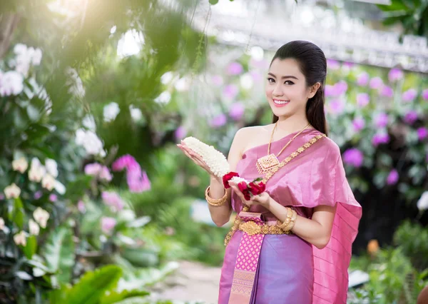 Όμορφο κορίτσι της Ταϊλάνδης στην παραδοσιακή στολή της Ταϊλάνδης — Φωτογραφία Αρχείου