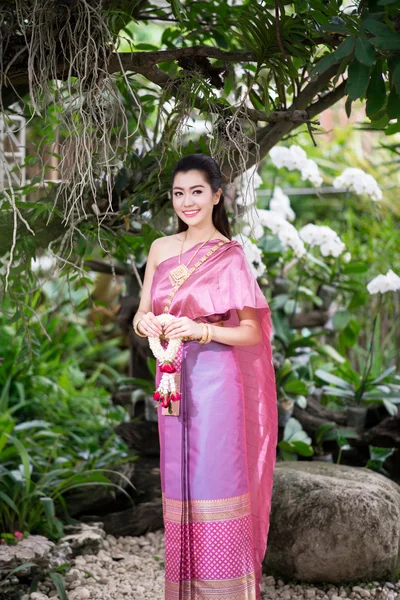 Hermosa chica tailandesa en traje tradicional tailandés —  Fotos de Stock