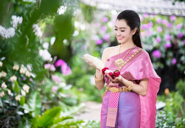 Beautiful Thai girl in Thai traditional costume — Stock Photo, Image