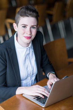 genç güzel iş kadını ile defter