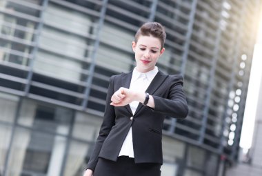 İş kadını, iş ve zaman yönetimi kavramı.