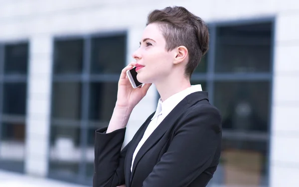 Femme d'affaires moderne parlant au téléphone — Photo