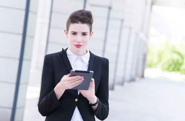 Moderna donna d'affari in possesso tablet — Foto Stock