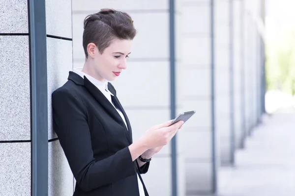 Современная деловая женщина держит планшет — стоковое фото