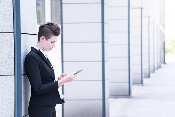 Современная деловая женщина держит планшет — стоковое фото