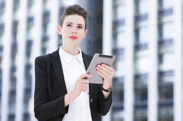 Modern üzleti nő gazdaság tabletta — Stock Fotó