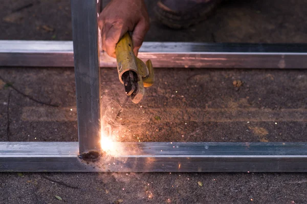 Lichtbogenschweißen eines Stahls auf der Baustelle — Stockfoto