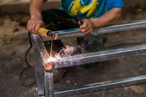 Soldadura por arco de un acero en el lugar de trabajo —  Fotos de Stock