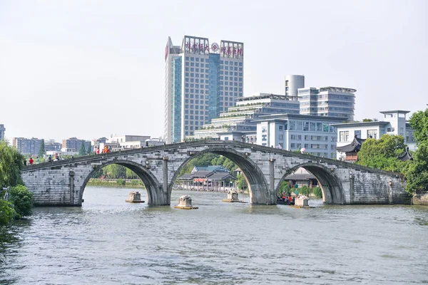 Çin, Hangzhou - Haziran 23: The Grand Canal, Unesco Dünya Mirası dünya ve ünlü bir turizm en uzun yapay nehir 23 Haziran 2016 üzerinde hangzhou, Çin'de.