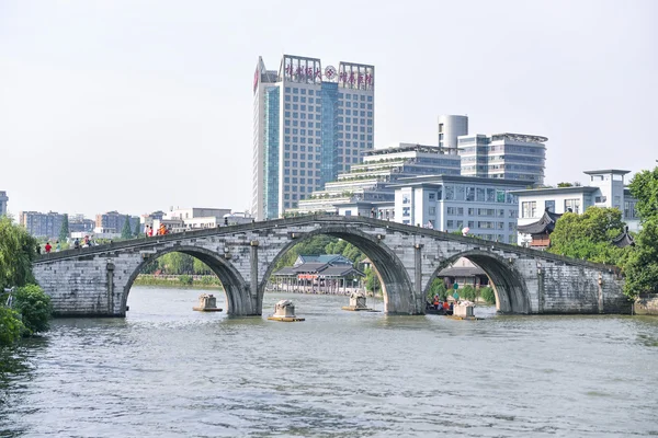 Čína, Hangzhou - Jun 23: The Grand Canal, světového dědictví UNESCO, je nejdelší umělá řeka na světě a známé turistické destinace na 23 červnu 2016 v Chang-čou, Čína. — Stock fotografie