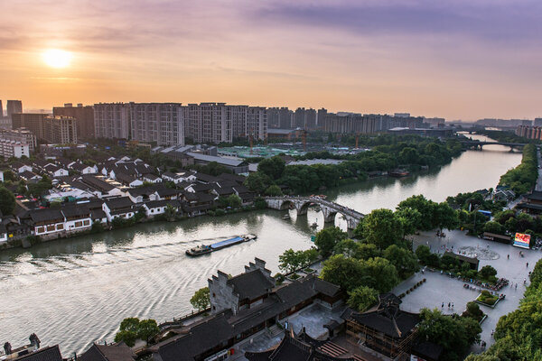 КИТАЙ, Ханчжоу - ИЮНЬ 23: Гранд-канал, объект Всемирного наследия ЮНЕСКО, является самой длинной искусственной рекой в мире и знаменитым туристическим местом 23 июня 2016 года в Ханчжоу, Китай.
.