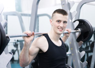 Spor salonunda bir dumbells adamla