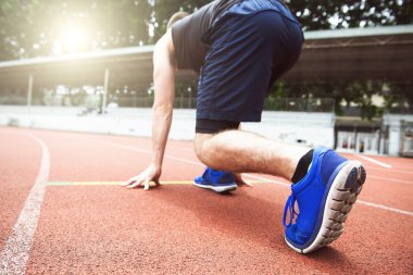 Koşu bandında koşan atlet ayakları ayakkabıya yakın plan.