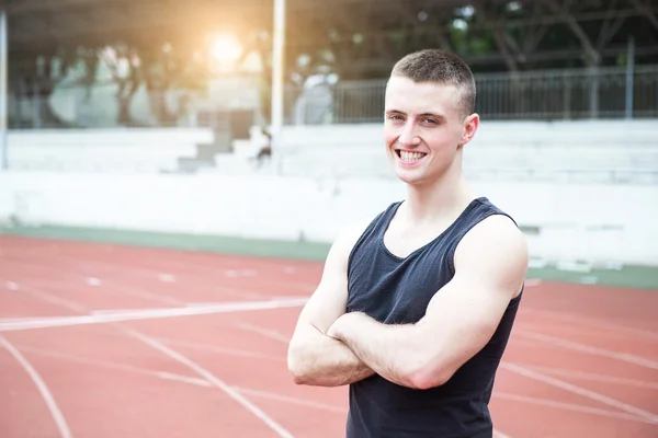 Yakışıklı sporcu adam, koşu parkuru — Stok fotoğraf