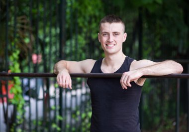  Egzersiz ile yapan atletik erkek bar