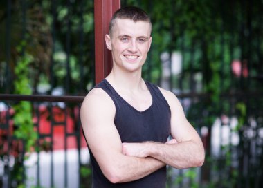 Boş zamanlarınızı yakışıklı sporcu adam