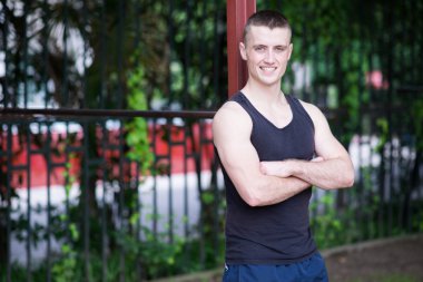 Boş zamanlarınızı yakışıklı sporcu adam