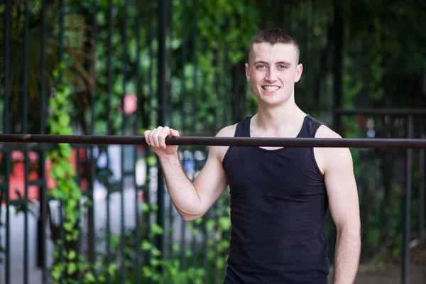 Atletische Man doen oefening met bar — Stockfoto